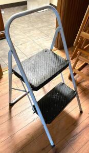 DESCRIPTION: 2-STEP LADDER QTY: 1