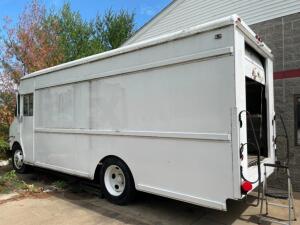 DESCRIPTION: BOX TRUCK WITHOUT TITLE / NOT IN WORKING CONDITION / FOR PARTS INFORMATION: CONTENTS NOT INCLUED. QTY: 1