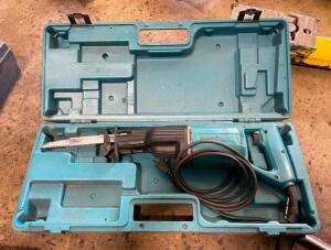 DESCRIPTION: RECIPROCATING SAW WITH CASE BRAND/MODEL: MAKITA QTY: 1