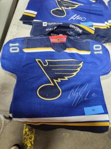 DESCRIPTION: (10) RALLY TOWELS BRAND/MODEL: ST. LOUIS BLUES INFORMATION: NUMBER 10 QTY: 10