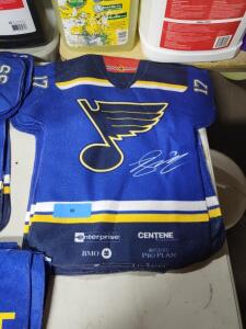 DESCRIPTION: (10) RALLY TOWELS BRAND/MODEL: ST. LOUIS BLUES INFORMATION: NUMBER 17 QTY: 10
