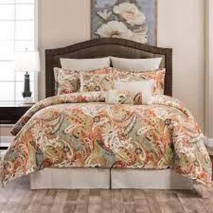 DESCRIPTION: (1) KING SIZE COMFORTER BRAND/MODEL: PIONEER #102223 INFORMATION: PAISLEY RETAIL$: $299.00 EA SIZE: 104" X 90" QTY: 1