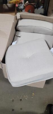 DESCRIPTION: (1) BOX OF (5) OUTDOOR CUSHIONSINFORMATION: GREYISHQTY: 1