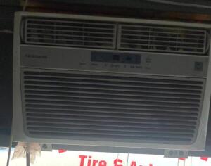 DESCRIPTION: WINDOW AIR CONDITIONER UNIT BRAND/MODEL: FRIGIDAIRE QTY: 1