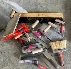 LARGE GROUP OF ASSORTED CEMENT HAND TOOLS