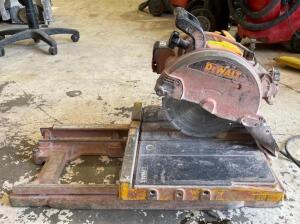 DESCRIPTION: WET TILE SAW BRAND/MODEL: DEWALT QTY: 1