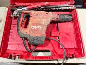 DESCRIPTION: ELECTRIC HAMMER DRILL WITH BITS BRAND/MODEL: HILTI TE 50 AVR QTY: 1