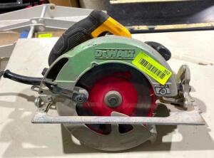 DESCRIPTION: 7-1/4" ELECTRIC CIRCULAR SAW BRAND/MODEL: DEWALT DWE575SB QTY: 1