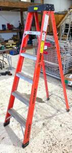 DESCRIPTION: 6FT FIBERGLASS STEP LADDER BRAND/MODEL: WHITE CAP WC976 LOCATION: WAREHOUSE QTY: 1