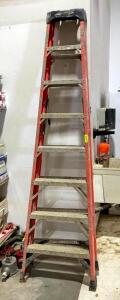 DESCRIPTION: 8' FIBERGLASS STEP LADDER BRAND/MODEL: WERNER INFORMATION: 300 LB. CAPACITY QTY: 1