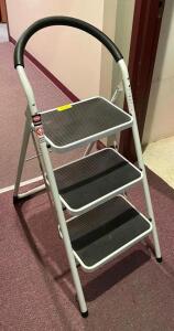 DESCRIPTION: 3-STEP STEP STOOL QTY: 1