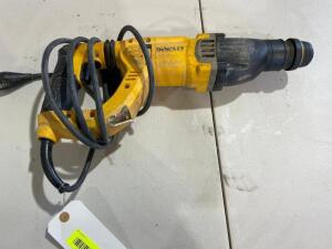 DESCRIPTION: DEWALT ROTARY HAMMER DRILL BRAND/MODEL: DEWALT D25263 LOCATION: SHOP QTY: 1