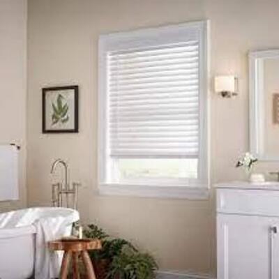 DESCRIPTION: (2) CORDLESS ROOM DARKENING WOOD BLINDS BRAND/MODEL: HOME DECORATORS COLLECTION #N3000682-4 DA INFORMATION: WHITE RETAIL$: $75.00 EA SIZE