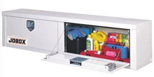 DESCRIPTION (1) JOBOX TOPSIDE TOOL BOX BRAND/MODEL 579000 ADDITIONAL INFORMATION WHITE/3-POINT LOCKING/RETAILS AT $1,689.99 SIZE 96"L X 15"W X 17"H TH