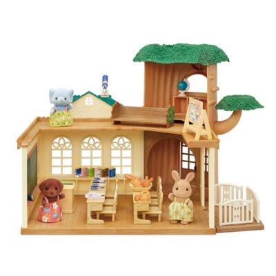 DESCRIPTION: (1) COUNTRY TREE SCHOLL GIFT SET DOLLHOUSE BRAND/MODEL: CALICO CRITTERS #VIPRB-086-02-2462 RETAIL$: $40.97 EA SIZE: 13.00 x 15.00 x 9.00