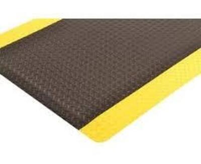 DESCRIPTION: (1) ANTI FATIGUE ANTI SLIP MAT BRAND/MODEL: DIAMOND TUFF INFORMATION: YELLOW AND BLACK RETAIL$: $60.00 A SQ FT SIZE: 3X10 QTY: 1