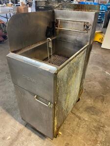 DESCRIPTION: DEAN 40 LB. GAS DEEP FRYER. BRAND / MODEL: DEAN SR142GN ADDITIONAL INFORMATION NATURAL GAS LOCATION: BAY 6 QTY: 1