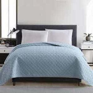 DESCRIPTION: (1) SOLID QUILT BRAND/MODEL: MAINSTAYS INFORMATION: BLUE RETAIL$: $30.00 EA SIZE: KING QTY: 1