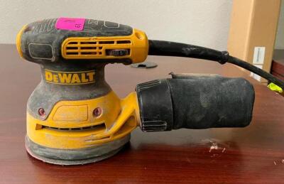 DESCRIPTION: ELECTRIC RANDOM ORBIT PALM SANDER BRAND/MODEL: DEWALT DWE6423 LOCATION: SHOWROOM 2 QTY: 1