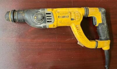 DESCRIPTION: 1-1/8" ELECTRIC D-HANDLE SDS ROTARY HAMMER BRAND/MODEL: DEWALT D25263 LOCATION: SHOWROOM 2 QTY: 1