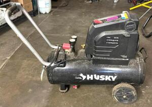 DESCRIPTION: 8-GALLON 150 PSI HOTDOG AIR COMPRESSOR BRAND/MODEL: HUSKY LOCATION: SHOWROOM #2 QTY: 1