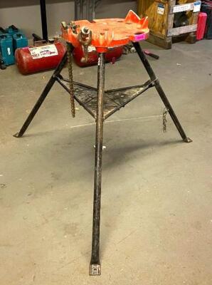 DESCRIPTION: RIDGID 1/8" TO 6" CAPACITY PORTABLE TRISTAND CHAIN VISE BRAND/MODEL: RIDGID 460 LOCATION: SHOWROOM #2 QTY: 1