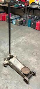 DESCRIPTION: 2-1/4 TON HYDRAULIC FLOOR JACK LOCATION: SHOWROOM #2 QTY: 1