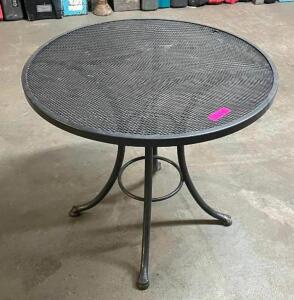 DESCRIPTION: 30" METAL PATIO TABLE LOCATION: SHOWROOM #2 QTY: 1