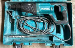 DESCRIPTION: MAKITA 1-1/" SDS-PLUS ROTARY HAMMER BRAND/MODEL: MAKITA LOCATION: SHOWROOM #2 QTY: 1