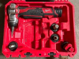 DESCRIPTION: MILWAUKEE PROPEX EXPANSION TOOL KIT W/ BATTERY BRAND/MODEL: MILWAUKEE LOCATION: SHOWROOM #2 QTY: 1