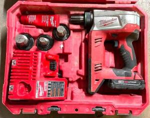 DESCRIPTION: MILWAUKEE PROPEX EXPANSION TOOL KIT W/ BATTERY & CHARGER BRAND/MODEL: MILWAUKEE LOCATION: SHOWROOM #2 QTY: 1