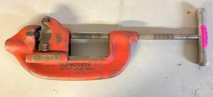 DESCRIPTION: RIDGID 4-S HEAVY DUTY PIPE CUTTER LOCATION: SHOWROOM #2 QTY: 1