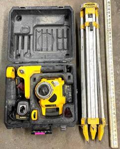 DESCRIPTION: DEWALT DW077 CORDLESS ROTARY SELF-LEVELING LASER LEVEL KIT BRAND/MODEL: DEWALT DW077 INFORMATION: INCLUDES: TRIPOD, MEASURE STICK, LASER