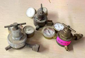 DESCRIPTION: ASSORTED PRESSURE GAUGES AS SHOWN LOCATION: SHOWROOM #2 QTY: 1