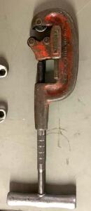 DESCRIPTION: 1/8" TO 2" HEAVY DUTY PIPE CUTTER BRAND/MODEL: RIDGID 2A LOCATION: SHOWROOM 2 QTY: 1