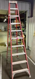 DESCRIPTION: LOUISVILLE 10' FIBERGLASS LADDER BRAND / MODEL: FS1510 ADDITIONAL INFORMATION 300 LB. CAPACITY, TYPE 1A SIZE 10' LOCATION: BREEZE WAY QTY