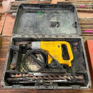 DESCRIPTION: 1-9/16" ELECTRIC ROTARY HAMMER BRAND/MODEL: DEWALT D25550 LOCATION: SHOWROOM 2 QTY: 1