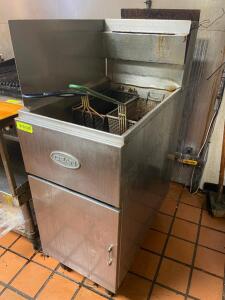 DESCRIPTION: DEAN SR42G 40 LB. GAS DEEP FRYER W/ (2) BASKETS BRAND / MODEL: DEAN ADDITIONAL INFORMATION W/ SIDE GREASE SPLASH PANEL. LOCATION: KITCHEN