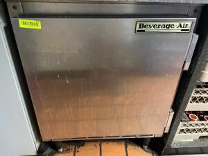 DESCRIPTION: BEVERAGE AIR SINGLE DOOR UNDER COUNTER COOLER. BRAND / MODEL: BEVERAGE AIR UCR27 ADDITIONAL INFORMATION 115 VOLT, 1 PHASE. ON AND COOLING