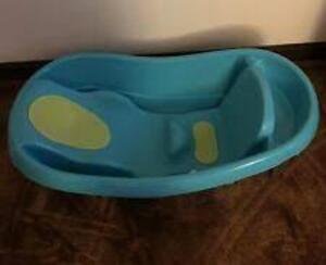 DESCRIPTION: (2) NEWBORN AND TODDLER TUB BRAND/MODEL: COMFY CLEAN DELUXE RETAIL$: $20.00 EA QTY: 2