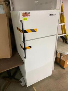 TOP FREEZER STANDARD REFRIGERATOR