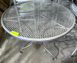 DESCRIPTION: 30" ROUND METAL PATIO TABLE SIZE 30" LOCATION: AREA #6 QTY: 1