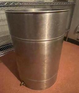 DESCRIPTION: 30 GALLON STAINLESS DECANTER W/ NOZZLE SIZE 30 GALLON LOCATION: KITCHEN QTY: 1