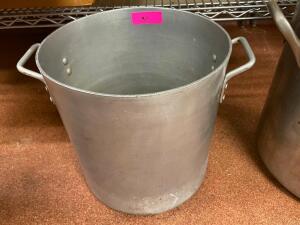 DESCRIPTION: 30 QT ALUMINUM STOCK POT SIZE 30 QT LOCATION: KITCHEN QTY: 1