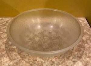 DESCRIPTION: (12) 9" PLASTIC BOWLS SIZE 9.5"X1.5" LOCATION: SEATING QTY: 12