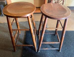 DESCRIPTION: (2) SOLID OAK BAR STOOLS LOCATION: SEATING QTY: 2