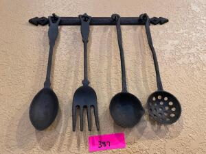 DESCRIPTION: CHUCK WAGON UTENSIL SET W/ HANGER LOCATION: SEATING QTY: 1