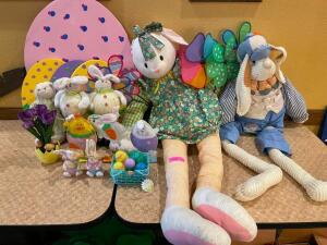 DESCRIPTION: ASSORTED EASTER HOLIDAY DECORATIONS LOCATION: SEATING THIS LOT IS: ONE MONEY QTY: 1