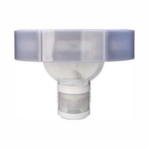DESCRIPTION: 270-DEGREE 3-HEAD WHITE LED MOTION OUTDOOR SECURITY LIGHT BRAND/MODEL: DEFIANT RETAIL$: $89.97 QTY: 1