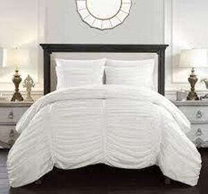 DESCRIPTION: (1) COMFORTER SET BRAND/MODEL: BETTY HOMES AND GARDEN INFORMATION: WHITE RETAIL$: $159.00 EA SIZE: KING QTY: 1